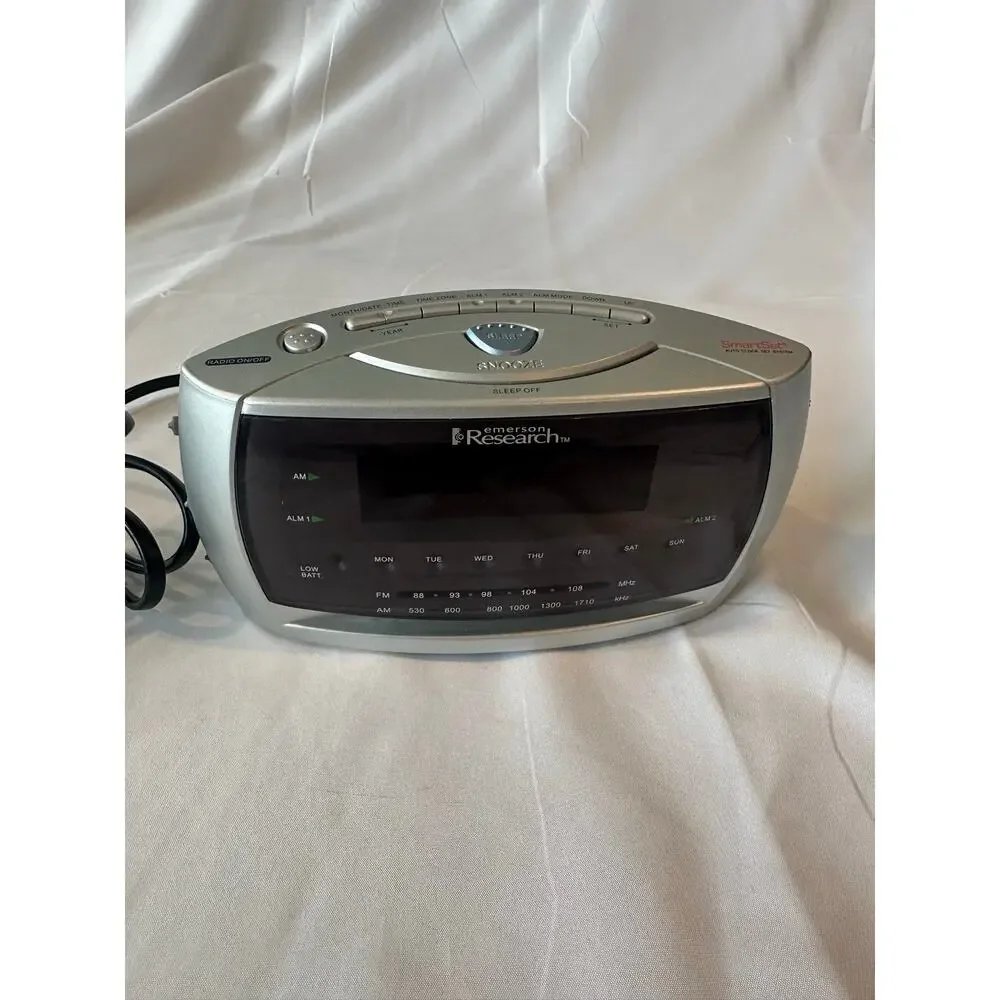 Emerson research, dual alarm clock radio